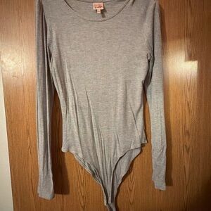 Bella Dahl Light Gray Long Sleeve Scoop Neck Bodysuit